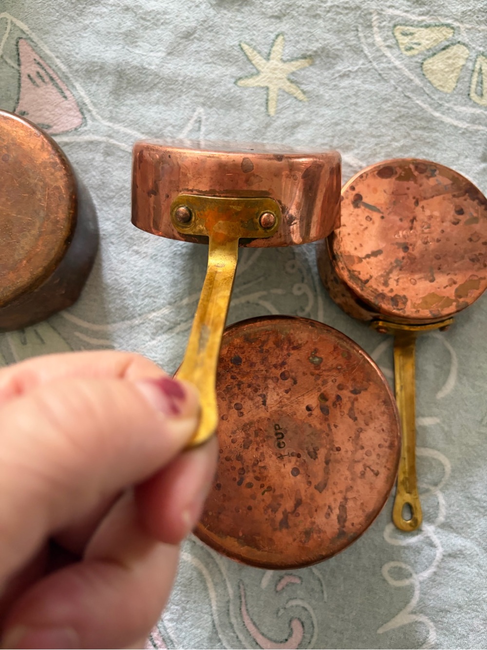 Vintage Set of 4 Copper Measuring Cups Brass Handles Nested Hanging Discoloratio - Picture 8 of 10